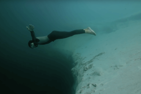 Guillaume Nery - Base Jumping im Ozean