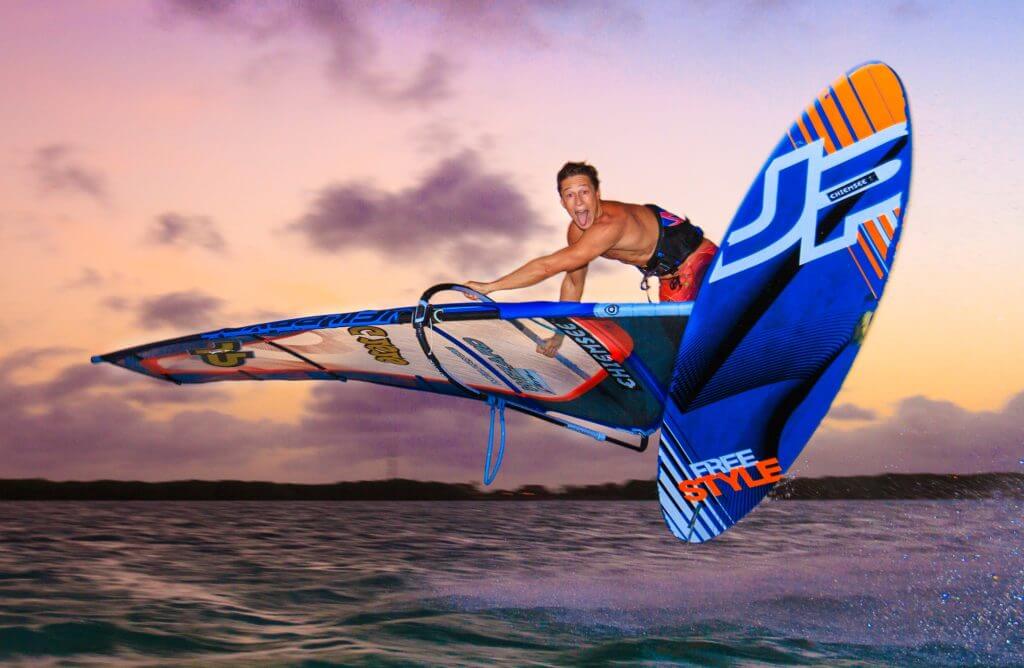 Windsurf-Freestyle-Sprung im Sonnenuntergang bei ablandigem Wind