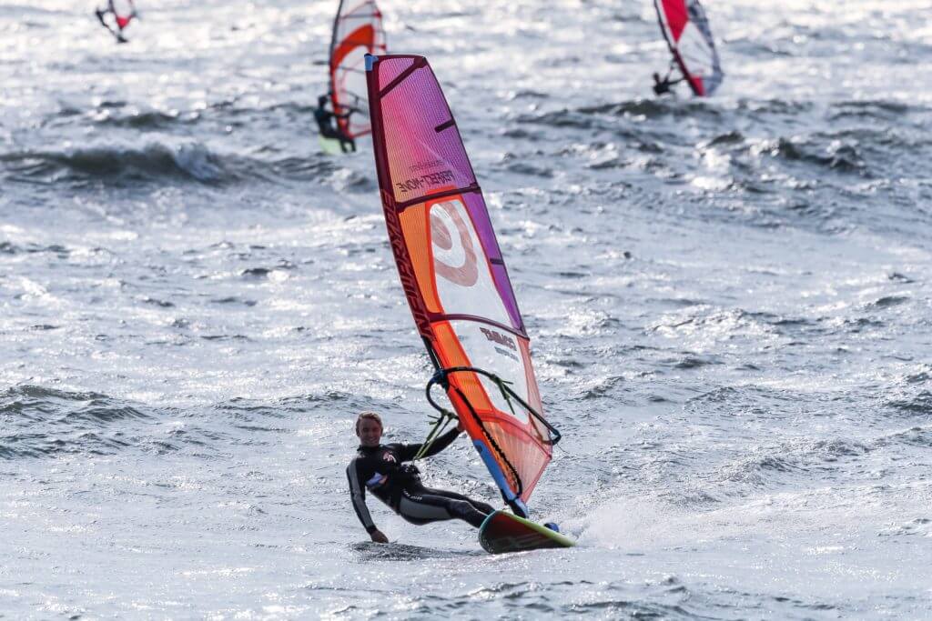 Windsurfer en acción sobre la ola en el Mercedes-Benz Windsurf World Cup Sylt