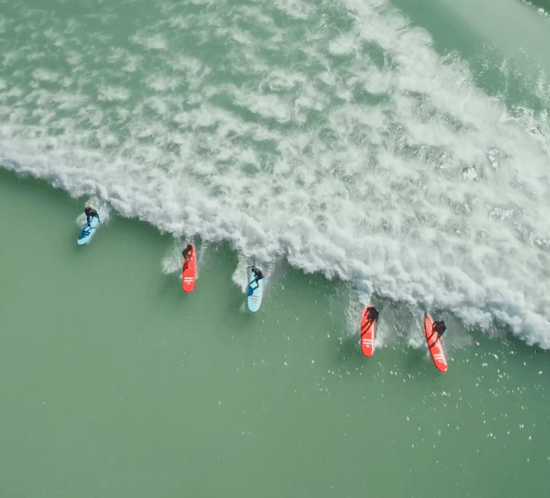 Bildschirmfoto Um - Der erste Surfpark in Amerika ist eröffnet – endlich!