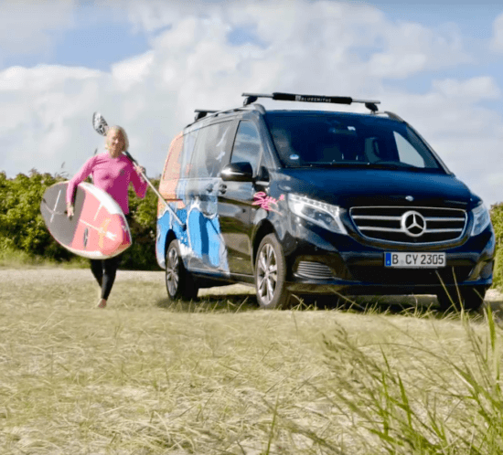 Bildschirmfoto Um - Mercedes-Benz V-Klasse – Kunst & Sport mit Sonni Hönscheid