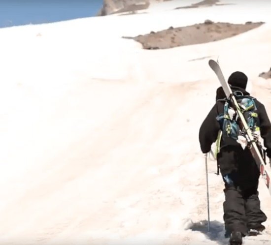 Bildschirmfoto Um - Freeski-Star Sammy Carlson setzt wieder auf Dakine
