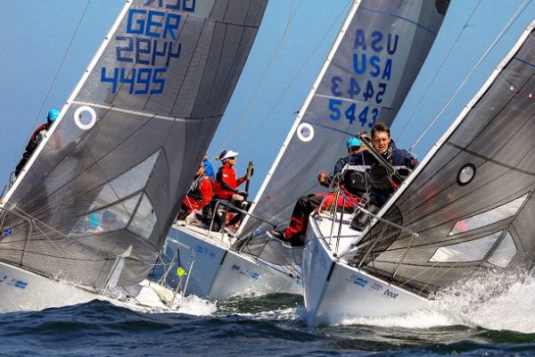 J-24 Segeln auf der Kieler Woche: J-24 Regatta-Action auf dem Wasser.