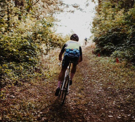 Gravelbiker mit Drop Bar auf Waldweg