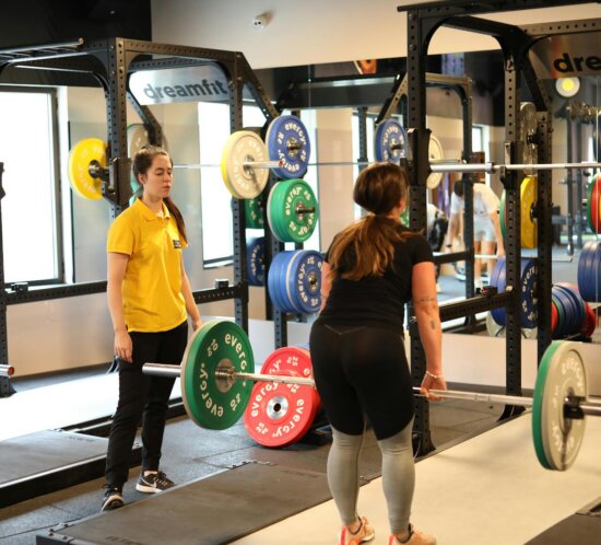 Frau beim Krafttraining im Gym