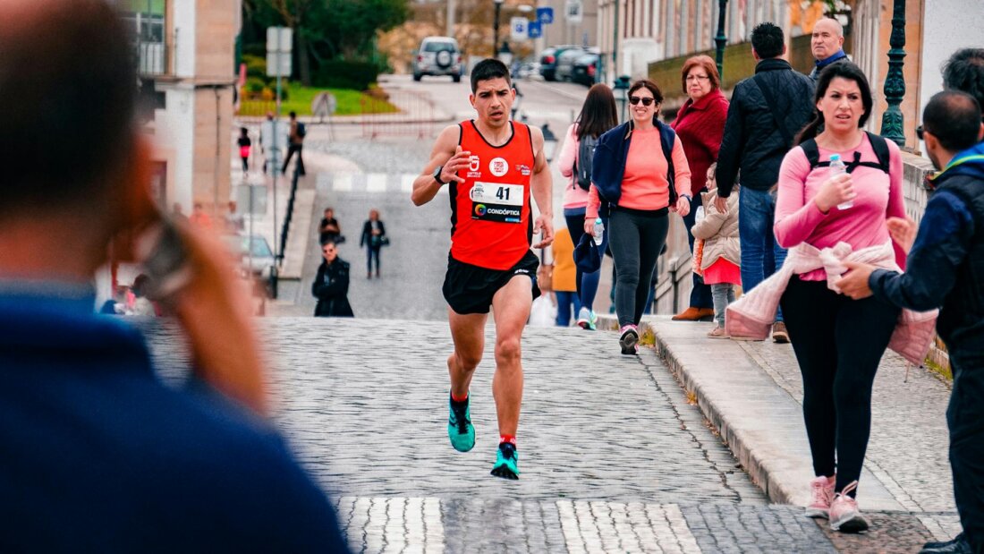 Läufer beim Stadtmarathon — Marathontraining für Einsteiger