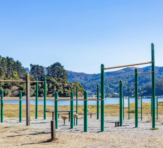 Sportler beim Workout im Park — Outdoor Fitness 2023