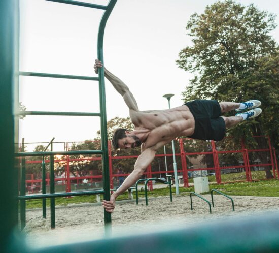Outdoor-Fitness im Sommer — Training im Park