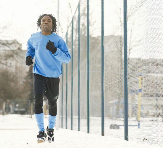 Mann joggt im Winter durch den Schnee