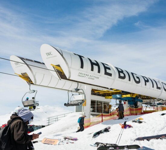 Skifahrer auf schneebedecktem Berghang — Wintersport 2023