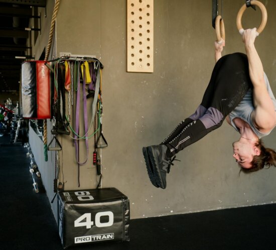 Functional Fitness Athlet bei intensiver Trainings-Session im Studio