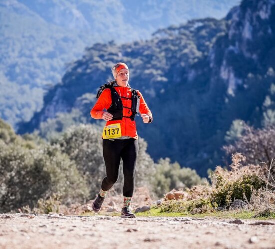 Trailrunner bei Sonnenaufgang in den Bergen. Outdoor-Action und Fitness-Training.