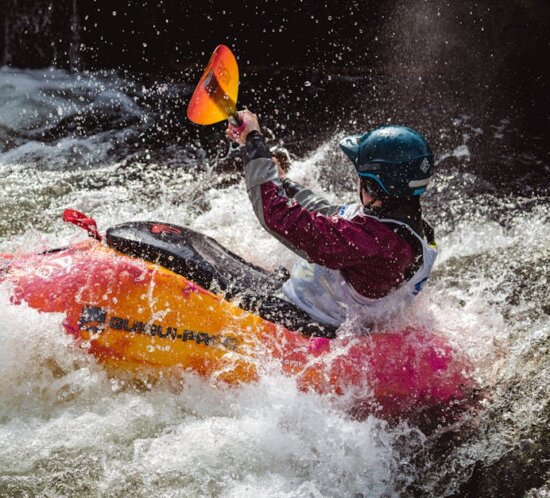 Wildwasser-Kajak Einstieg 2026: Welche DACH-Flüsse für Neulinge wirklich sicher sind