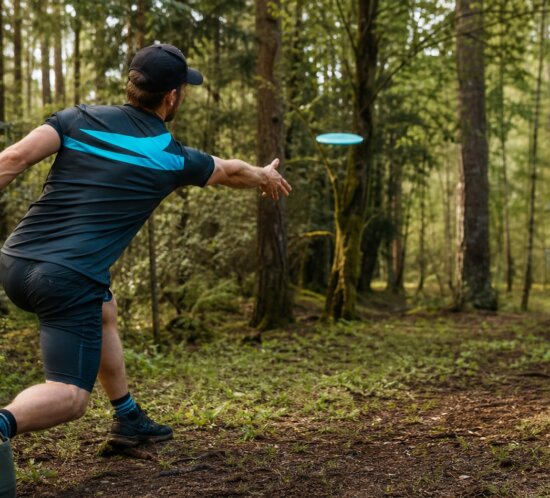 KI-generiertes Beitragsbild zum Artikel Disc Golf in DACH: Wie die grüne Jagd die Outdoor-Szene erobert