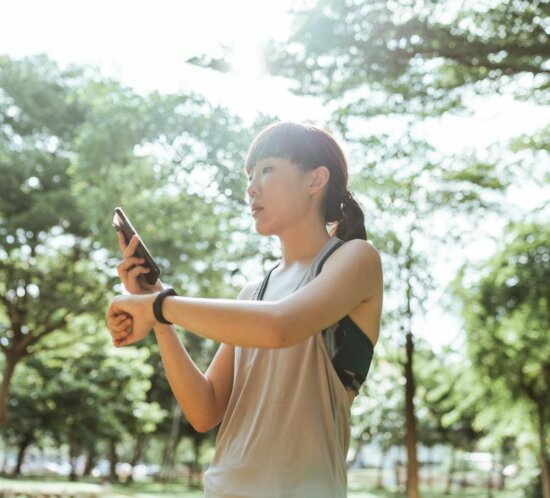 Athletin mit Wearable im Zone-2-Training: personalisierter Trainingskorridor