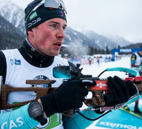 Biathlon am Schießstand, Symbolbild, KI-generiert (documentary_scene)