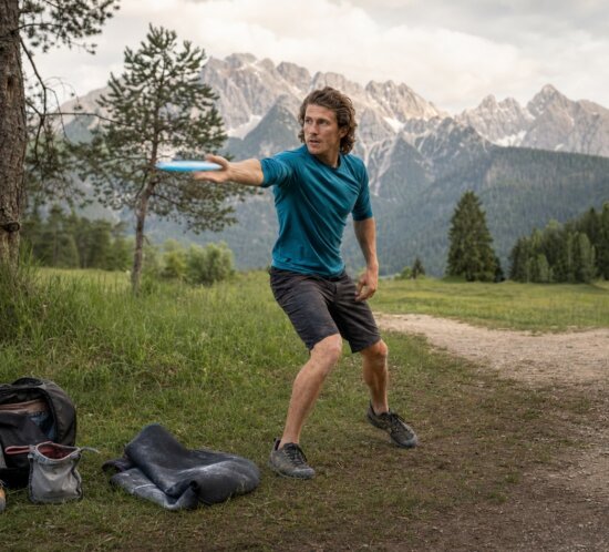 KI-generiertes Beitragsbild zum Artikel Disc Golf: Das perfekte Recovery-Training für Surfer und Kletterer