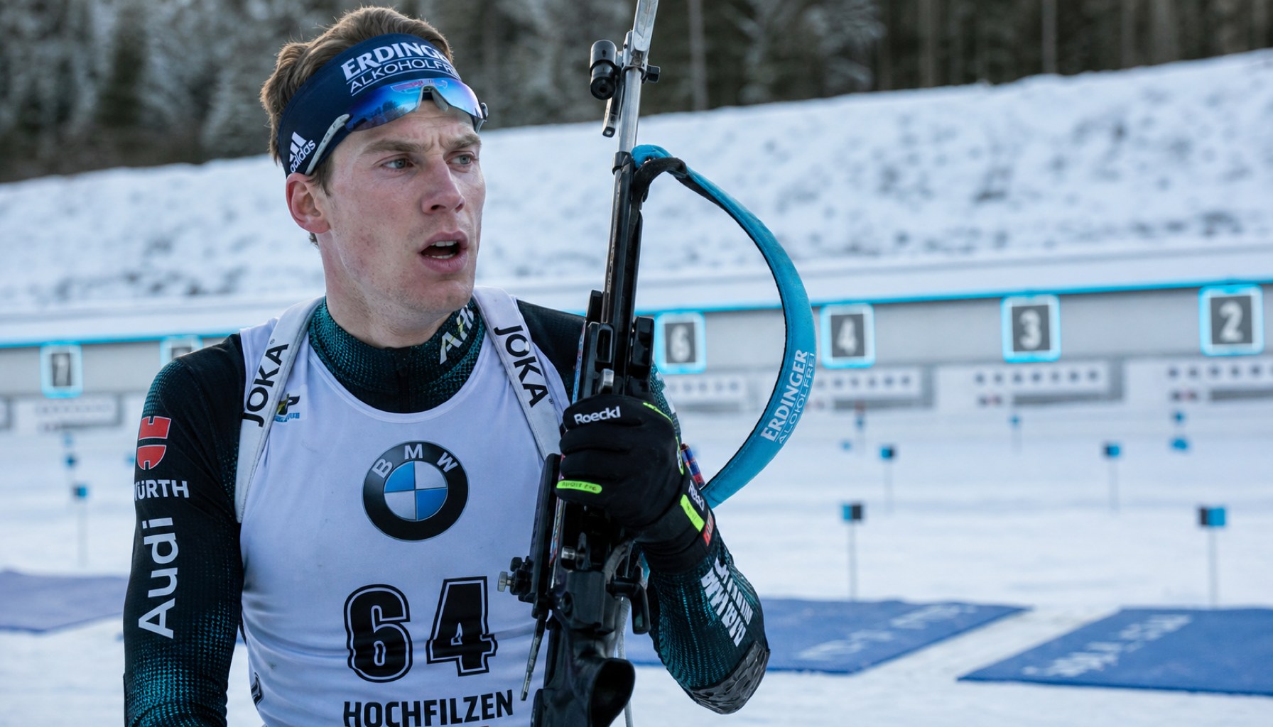 Biathlète peu après le sprint sur le stand de tir : le moment critique entre l'effort physique et la précision du tir.