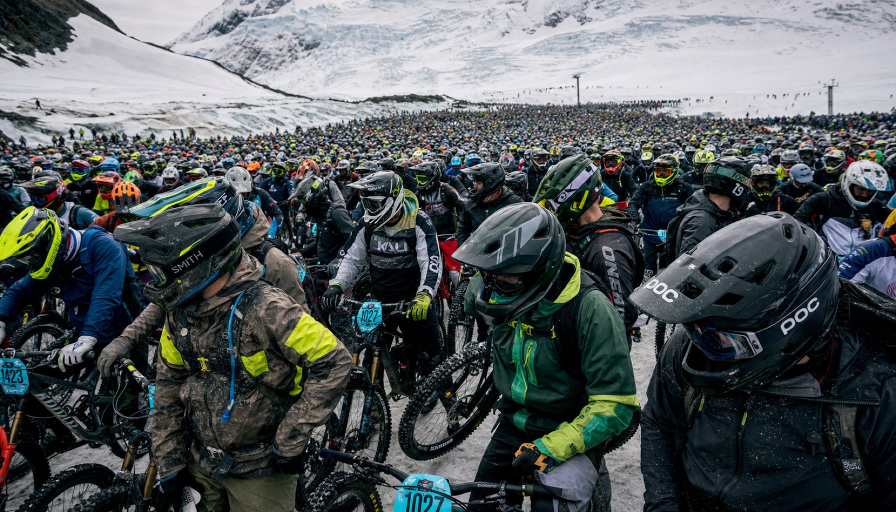 Über 1000 Biker starten gleichzeitig ins ungewisse Gletscher-Rennen.