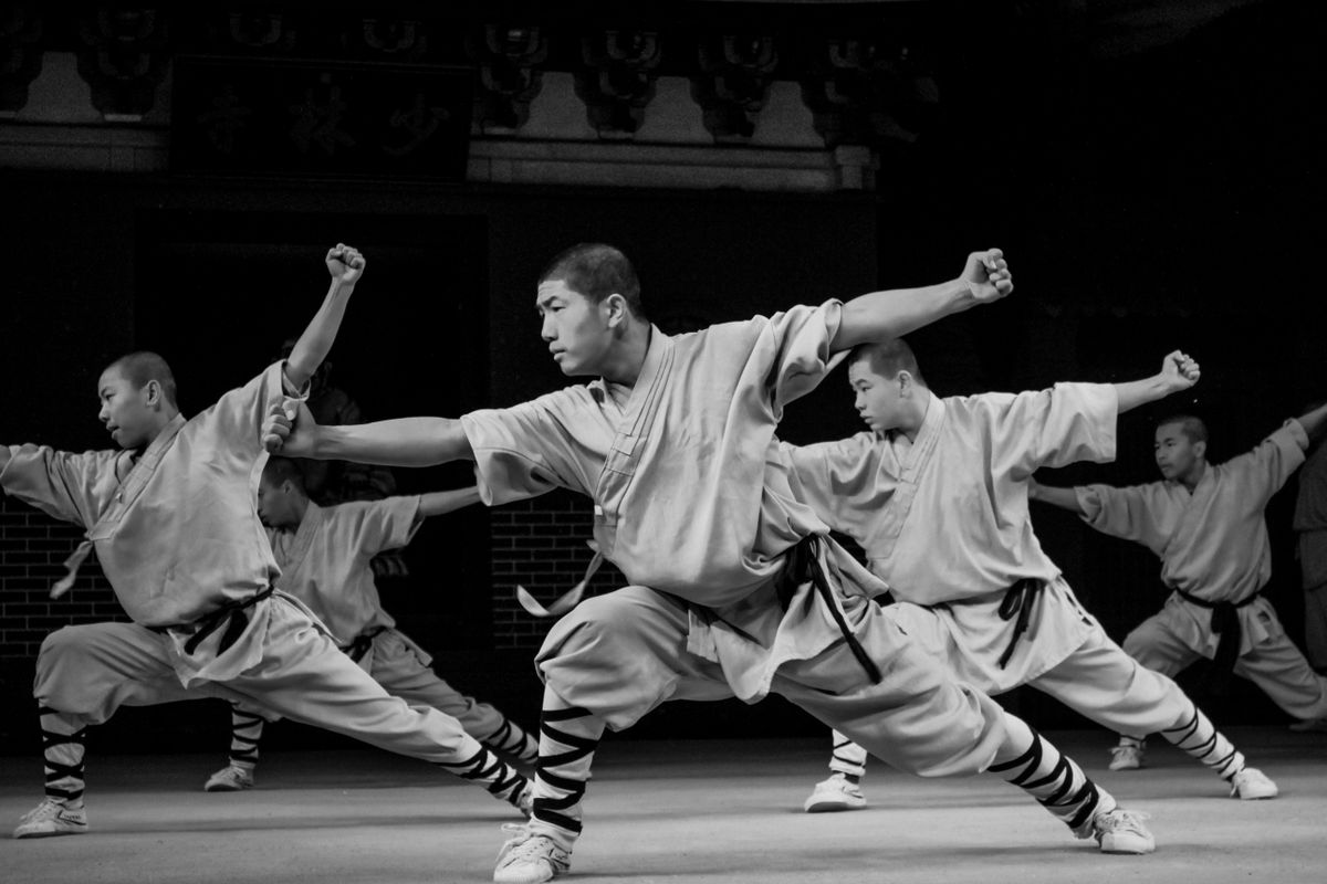 Wushu-Athleten in einer synchronen Taolu-Form