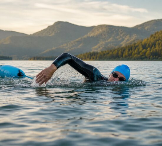 KI-generiertes Beitragsbild zum Artikel Open-Water-Series: Distanz-Stufen für den Freiwasser-Start