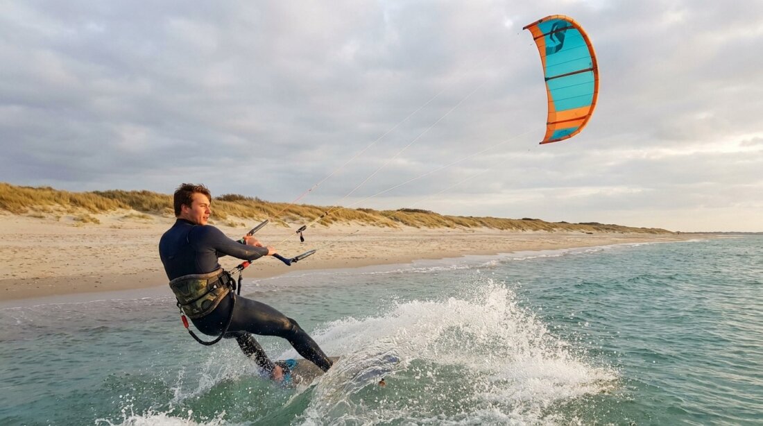KI-generiertes Beitragsbild zum Artikel Kitesurfen lernen an Nord- und Ostsee: dein erster Sommer am Meer