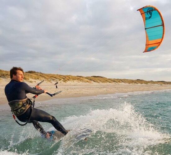 KI-generiertes Beitragsbild zum Artikel Kitesurfen lernen an Nord- und Ostsee: dein erster Sommer am Meer