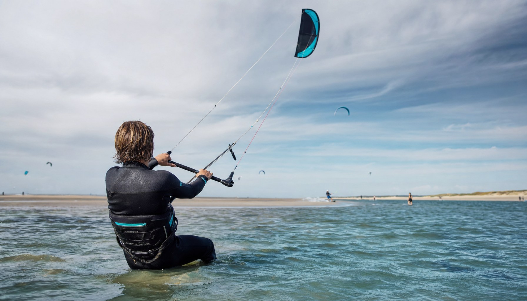 Kitesurfen-Anfänger im flachen Stehrevier an der Ostsee
