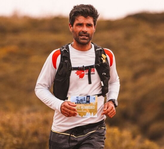 Aufnahme von RUN 4 FFWPU aus einem Trail-Sport-Setting zeigt einen Athleten in Aktion.