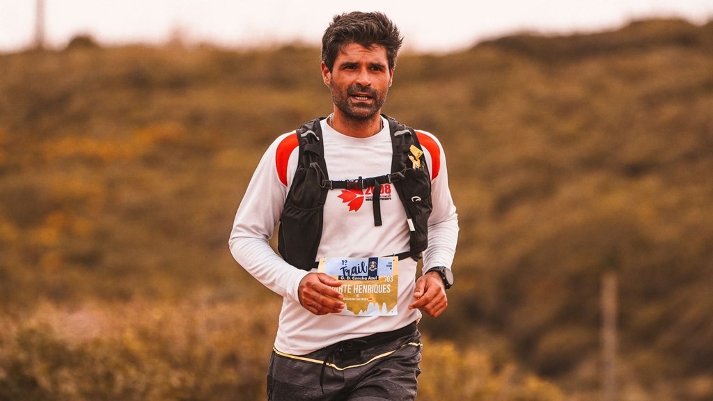 Aufnahme von RUN 4 FFWPU aus einem Trail-Sport-Setting zeigt einen Athleten in Aktion.