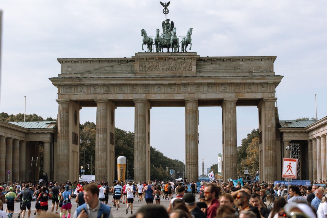 Läufer und Zuschauer am Brandenburger Tor beim Berlin-Marathon