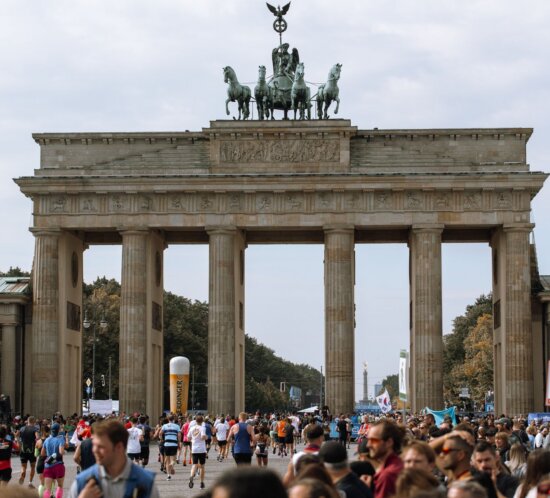Läufer und Zuschauer am Brandenburger Tor beim Berlin-Marathon