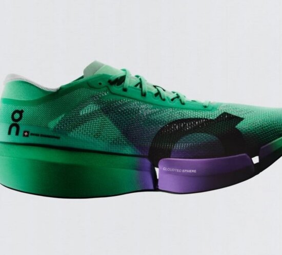 Grün-schwarzer On-Laufschuh mit violetten Elementen in seitlicher Ansicht vor weißem Hintergrund.