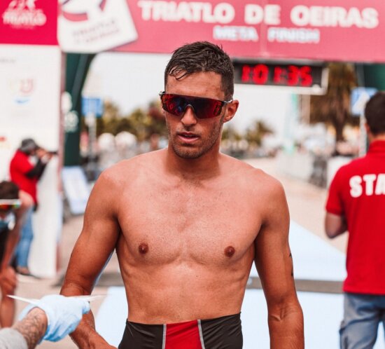 Triathlet überquert die Ziellinie