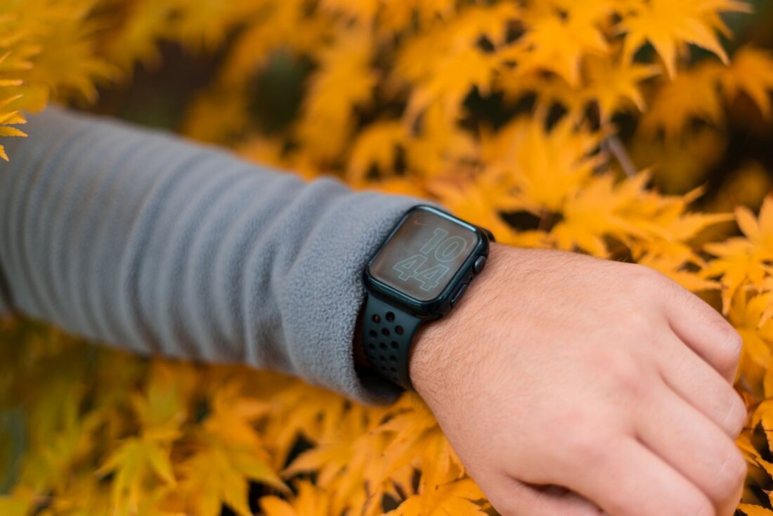 Apple Watch am Handgelenk im Freien