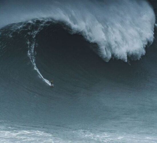 Symbolbild zum Beitrag: Nazaré wartet auf den Swell: So entstehen die Riesenwellen