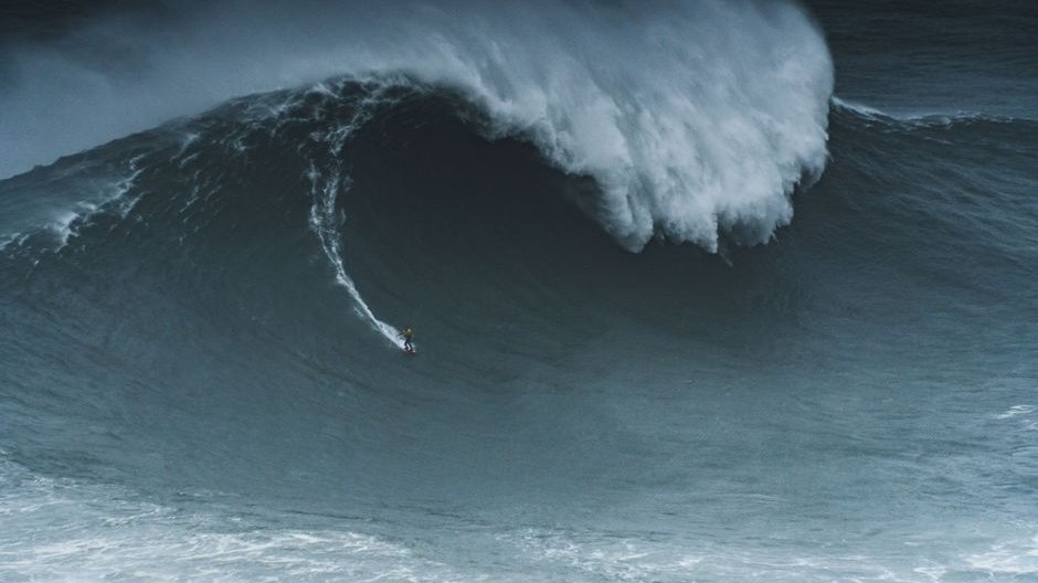 Symbolbild zum Beitrag: Nazaré wartet auf den Swell: So entstehen die Riesenwellen
